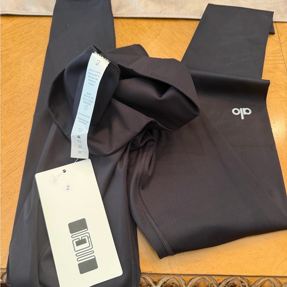 ALO Yoga Black Leggings NWT Size 2 - Picture 5 of 7